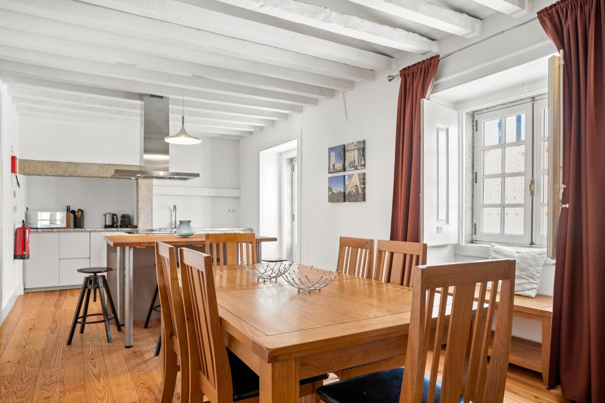 Spacious & Luxurious Penthouse In The Heart Of *