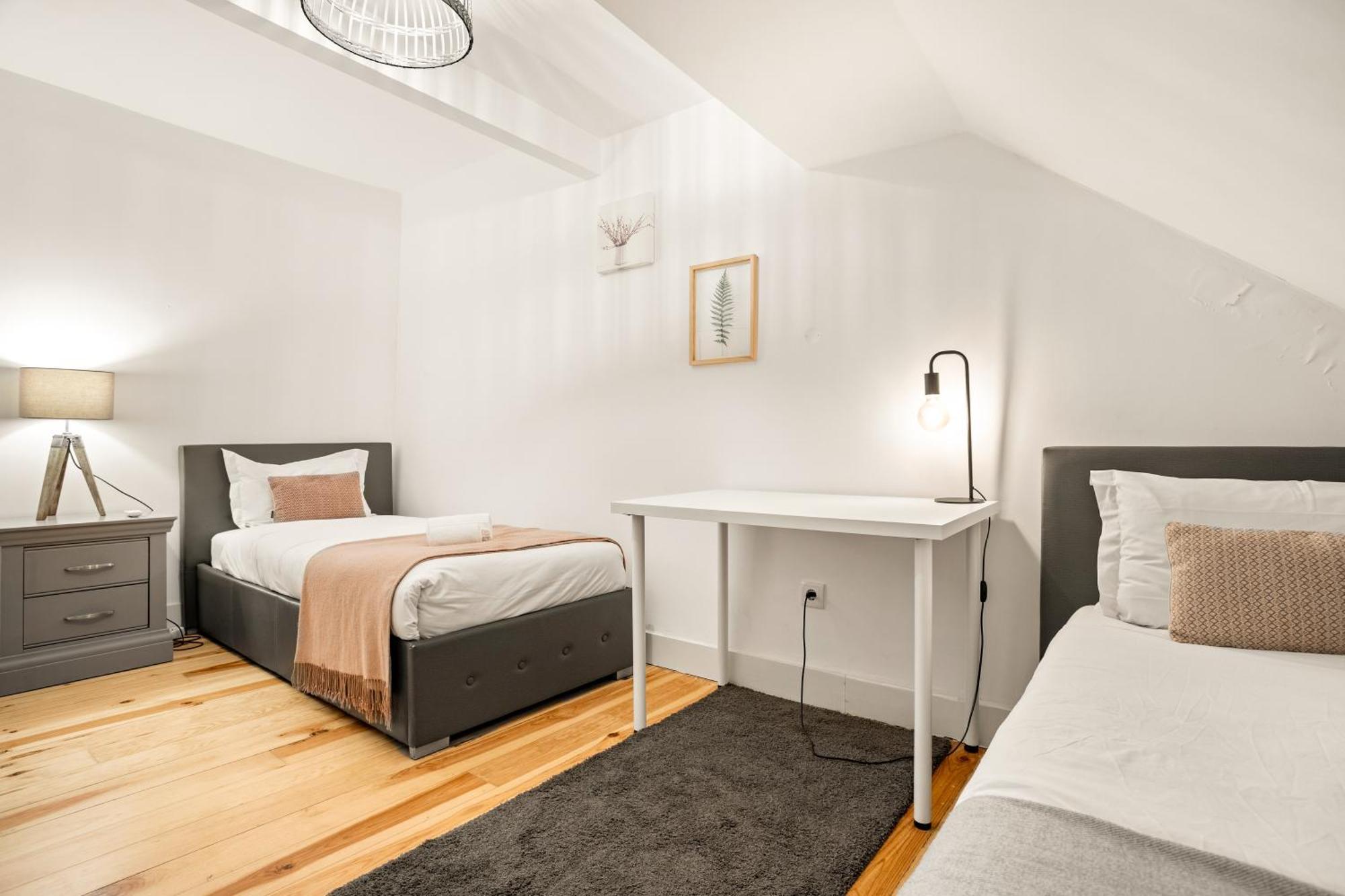 Spacious & Luxurious Penthouse In The Heart Of *