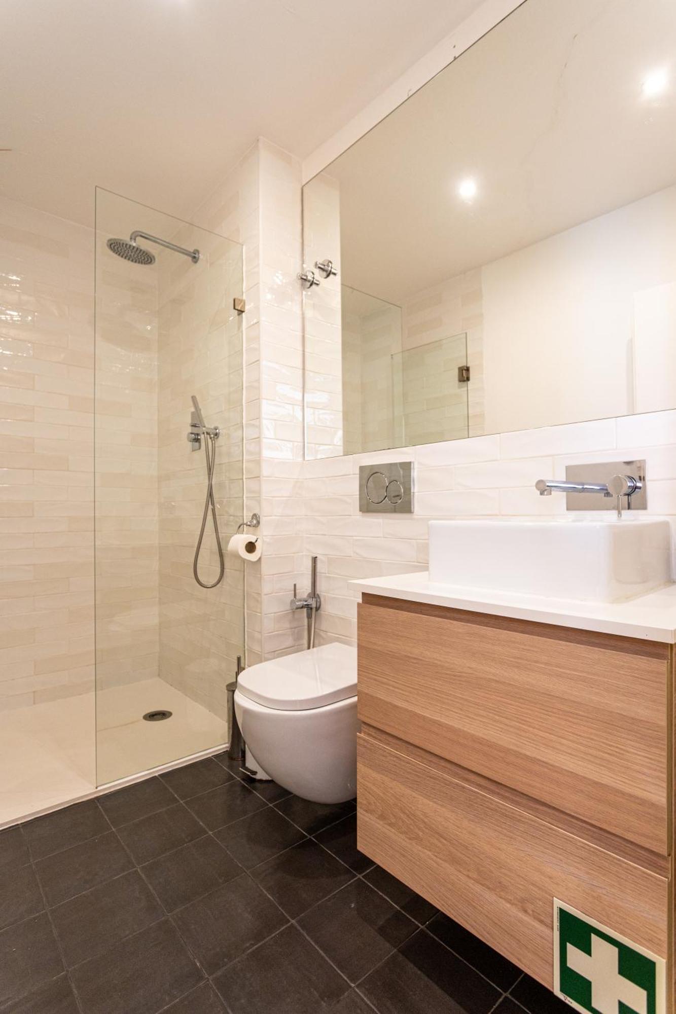 Spacious & Luxurious Penthouse In The Heart Of Apartment *