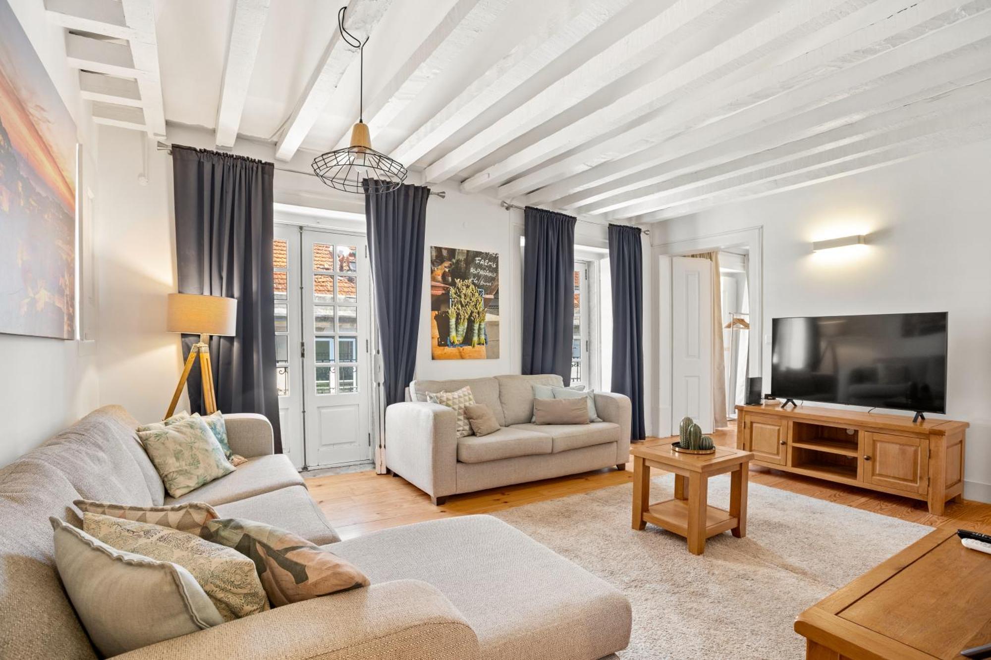 Spacious & Luxurious Penthouse In The Heart Of *