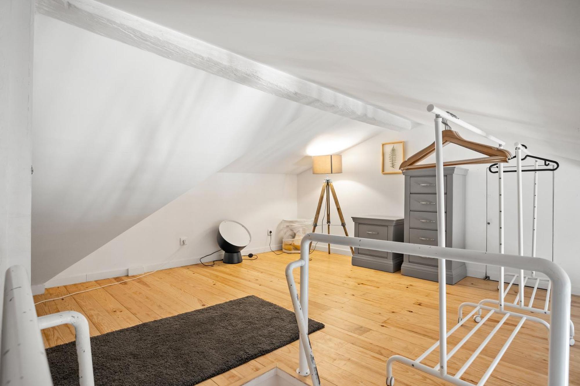 Spacious & Luxurious Penthouse In The Heart Of Apartment *
