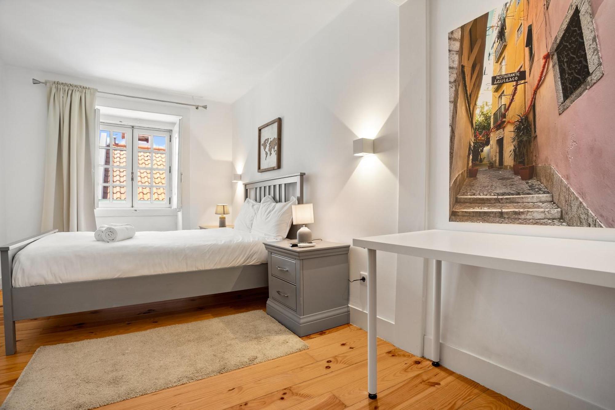 Spacious & Luxurious Penthouse In The Heart Of *