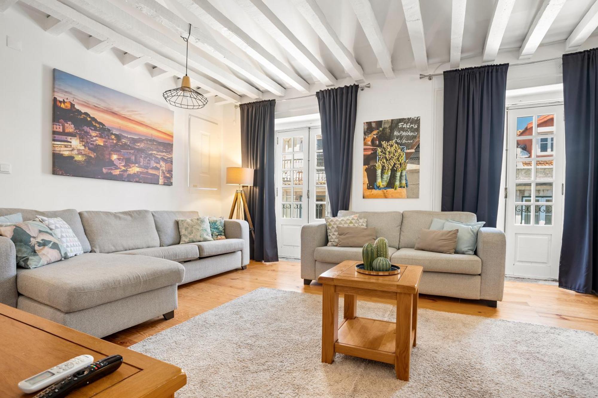 Spacious & Luxurious Penthouse In The Heart Of Apartment *
